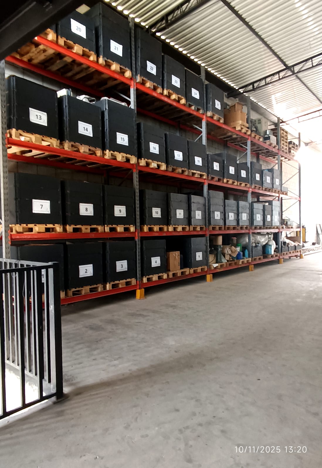 Detalhe de compressor industrial em operação